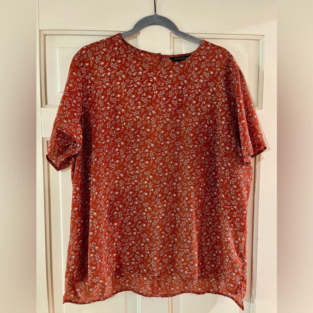 Banana Republic orange rust floral crewneck blouse. Size xl. Like new condition.